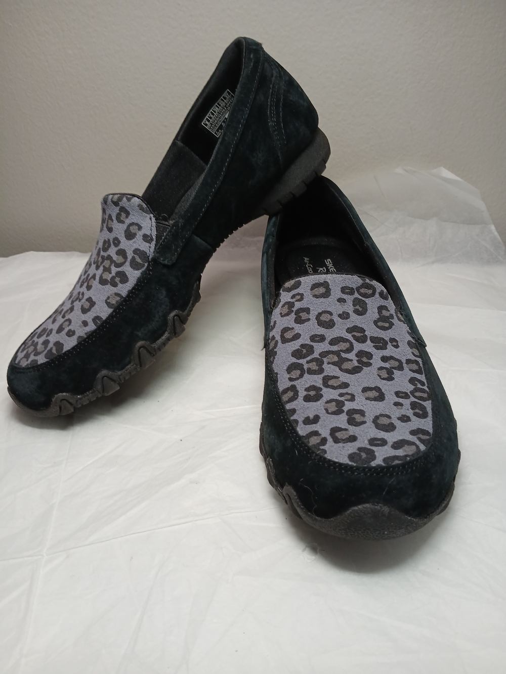 Skechers Black Suede Loafers Gray Leopard Panel Womens Sz 8 Relaxed Fit Comfort